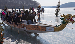 Первый чемпионат Приморского края по драгонботу на льду провели во Владивостоке